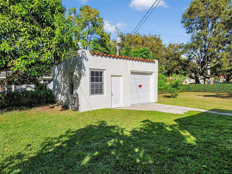1305 Alhambra Cir — Photo 48