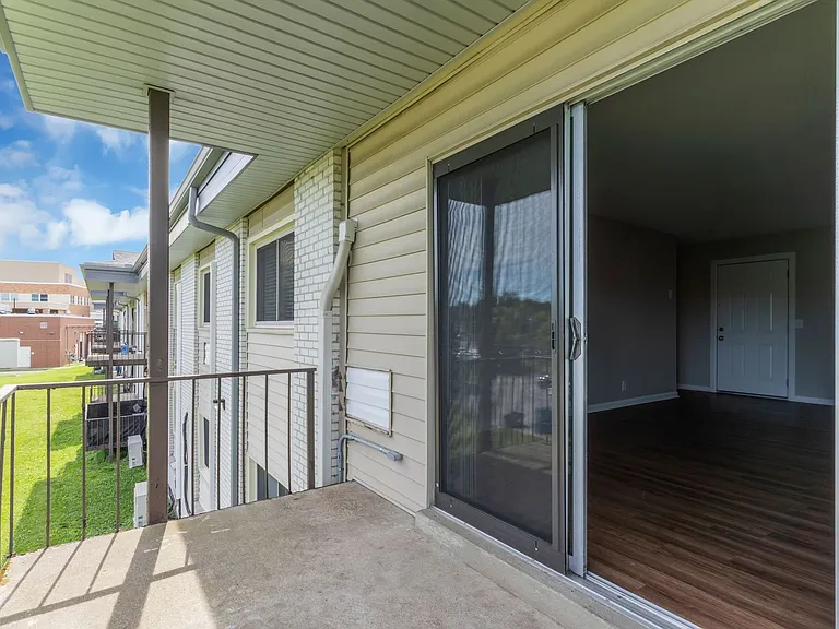 Executive House Apartments — Photo 20