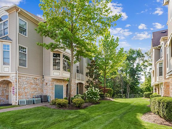 3rd image of 418 Kensington Ln #418