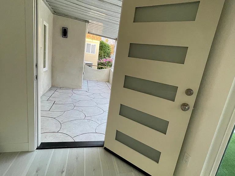 1049 Davis Ave — Photo 13
