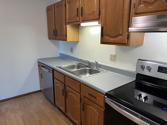 3rd image of 21 Village Ct