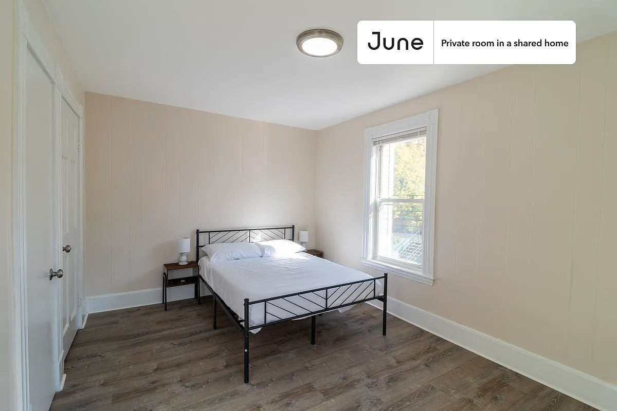 Queen bedroom in 7 bed/2 bath home in Allston #1734 E — Photo 2