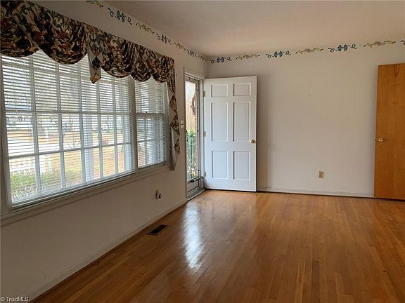 5th image of 215 Fairway Dr