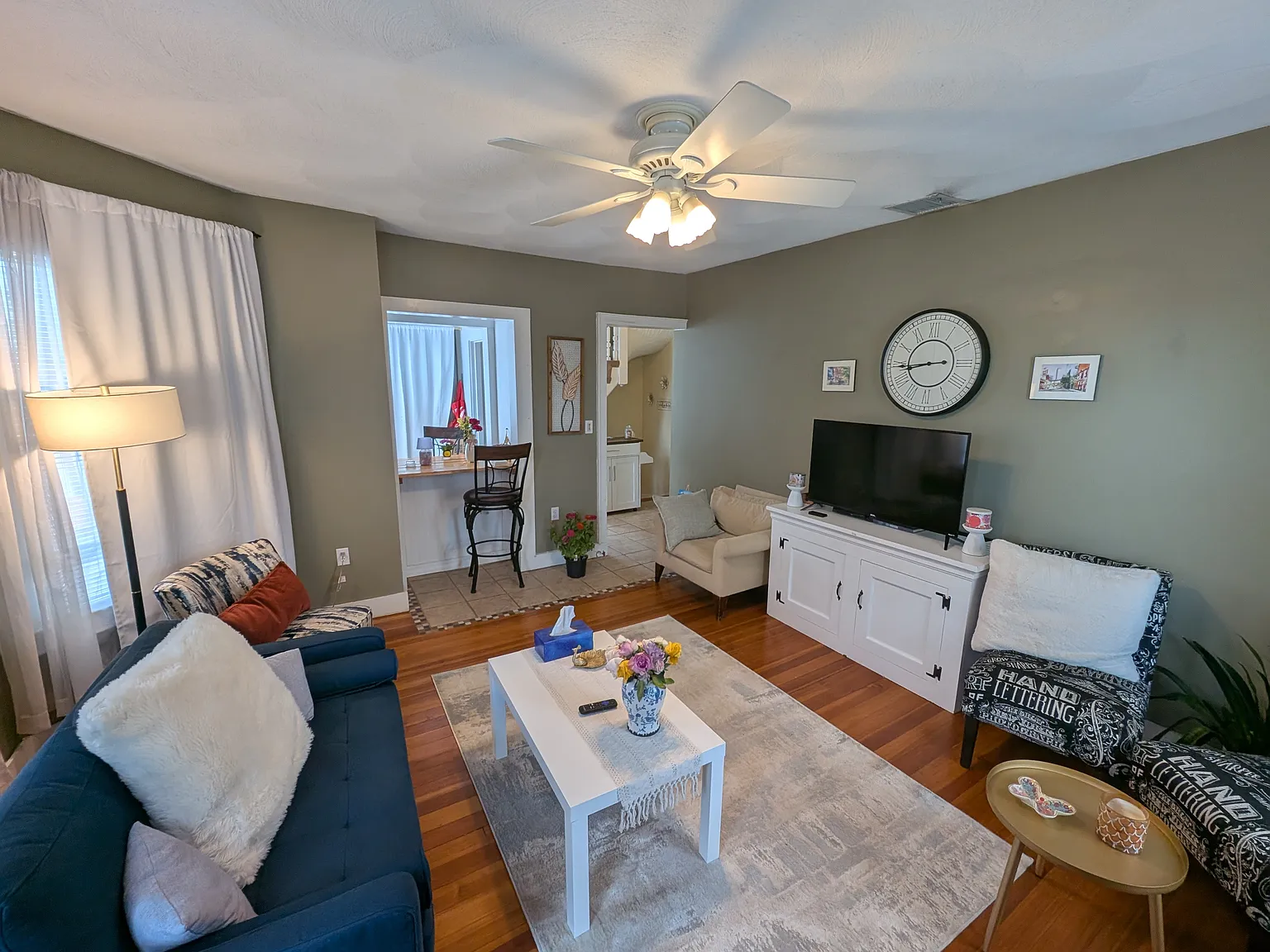 Medford Square 3 Bed apartment! Washer and Dryer in unit. Central Heat and Air. Plus large bedroo... — Photo 2