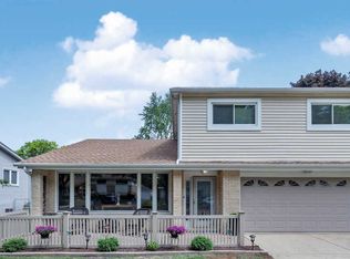 1916 E Pawnee Ln, Mount Prospect, IL 60056