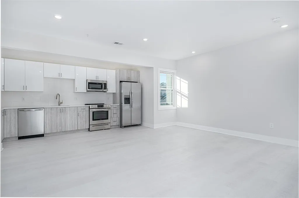Building Photo - 1540 N Shore Rd #205