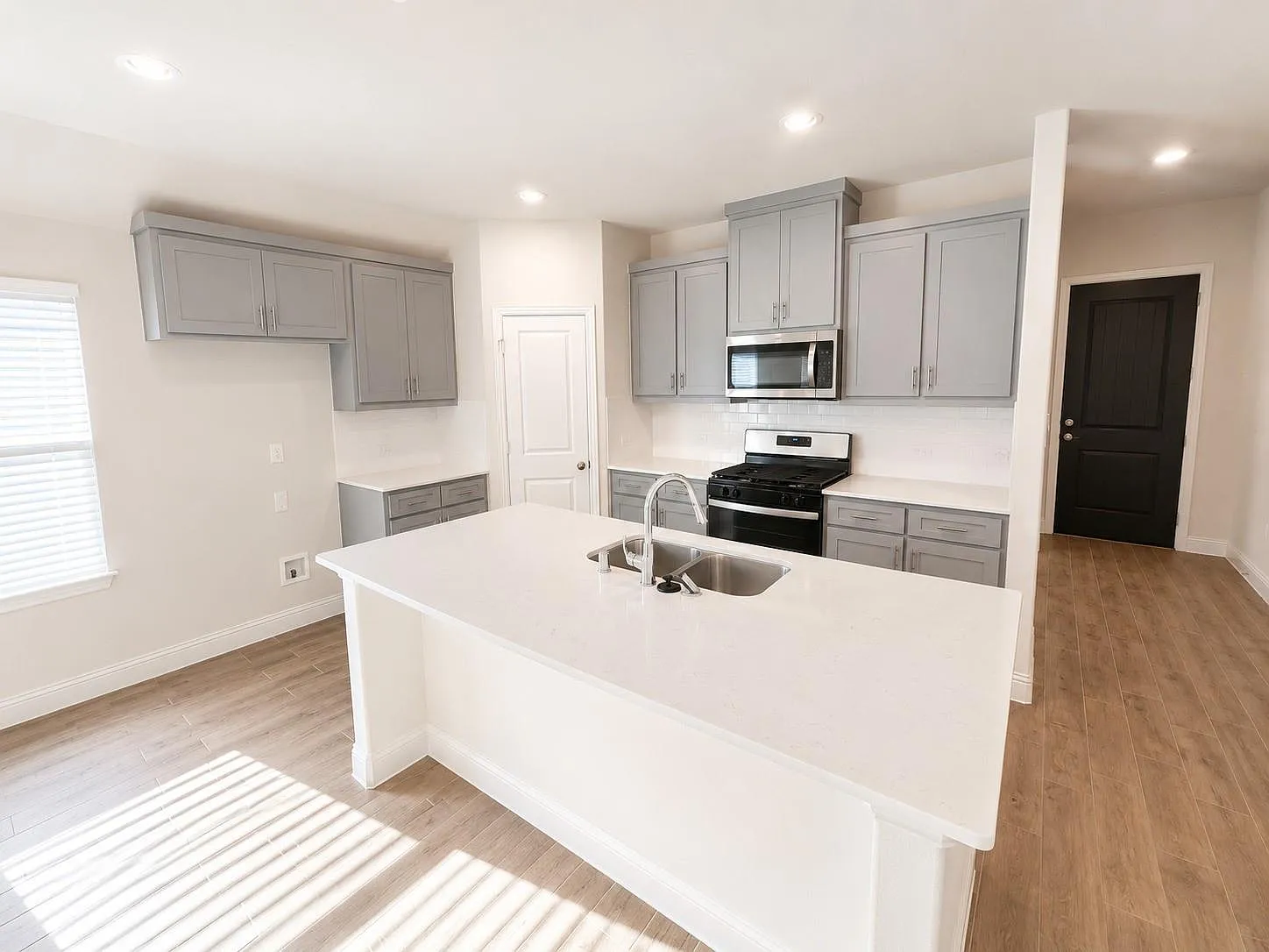 4 bed, 1986 sqft, $2,190 — Photo 4