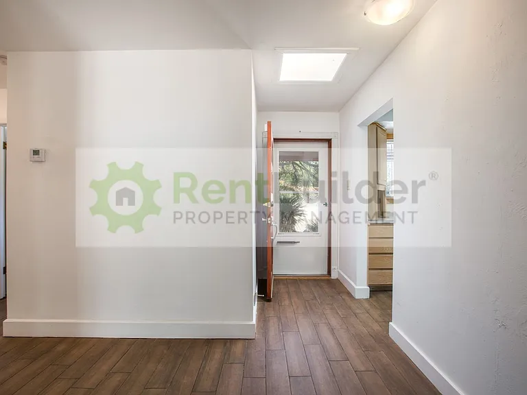 8304 Dellwood Rd NE — Photo 2
