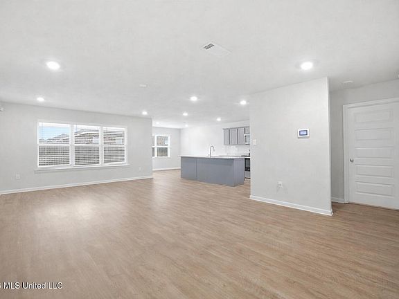 4th image of 15220 Cypress Way