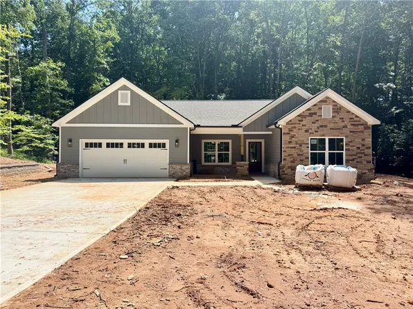 108 Apricot Ln, Westminster, SC 29693