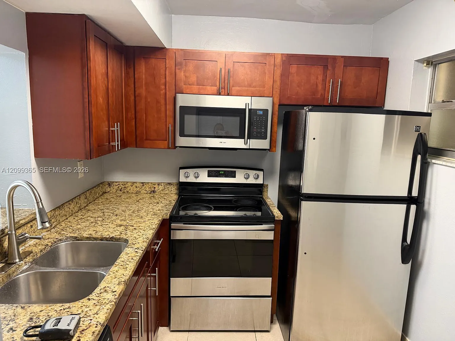 Sunset Hills I Condominiu — Photo 1