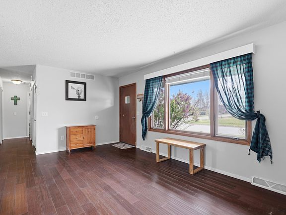 4th image of 138 E Centennial St