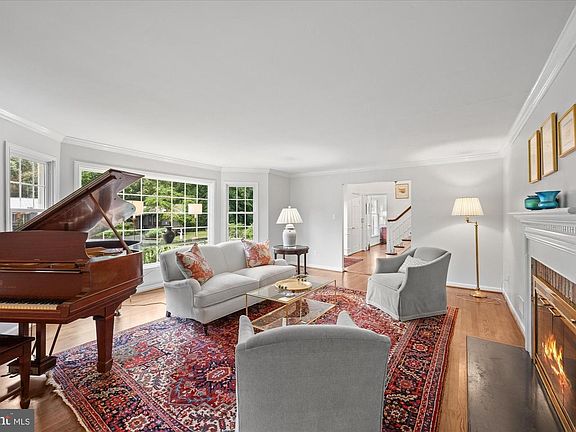 4th image of 925 Woburn Ct