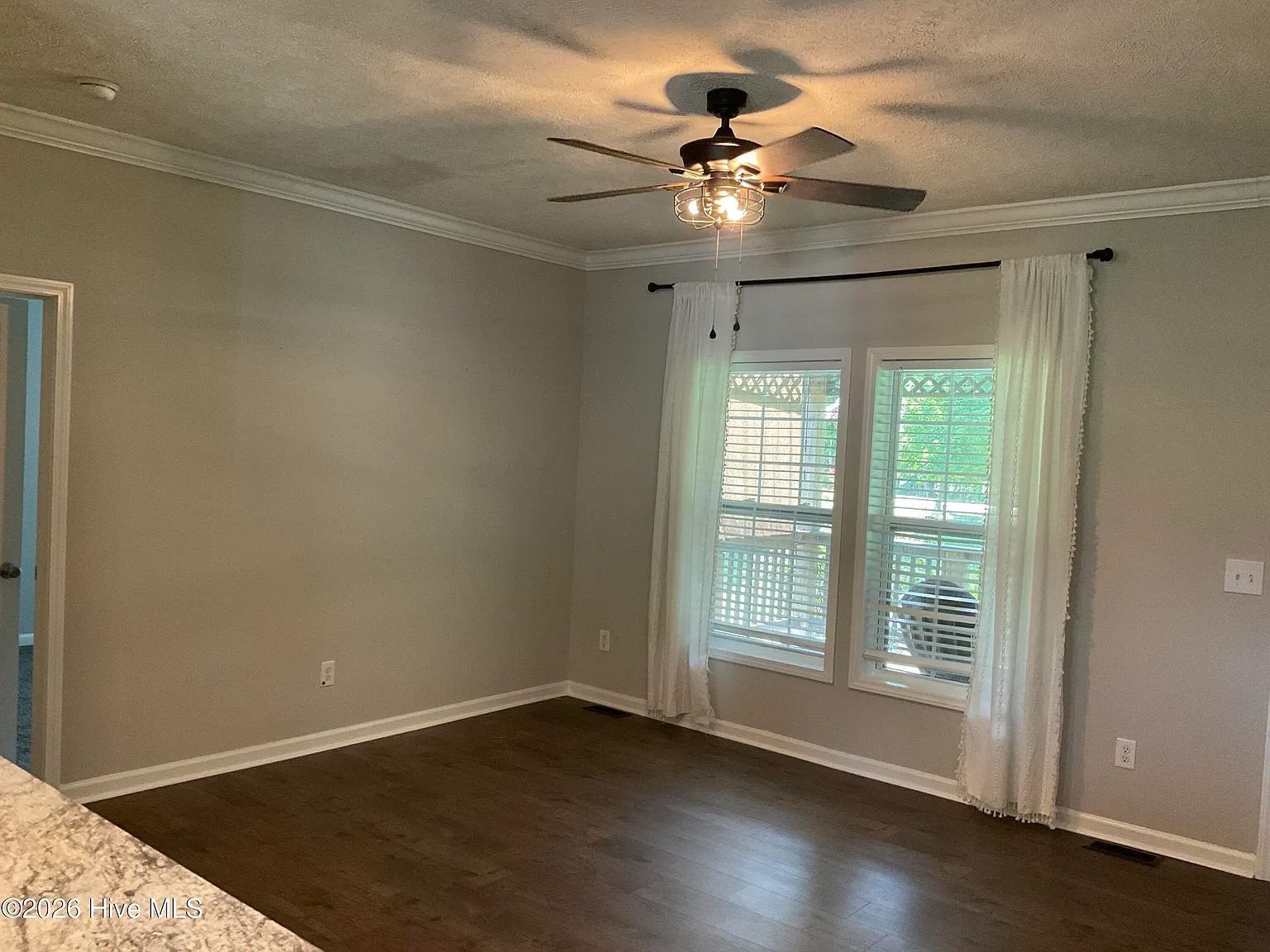 3 bed, 2.0 bath, 1120 sqft, $1,500 — Photo 2