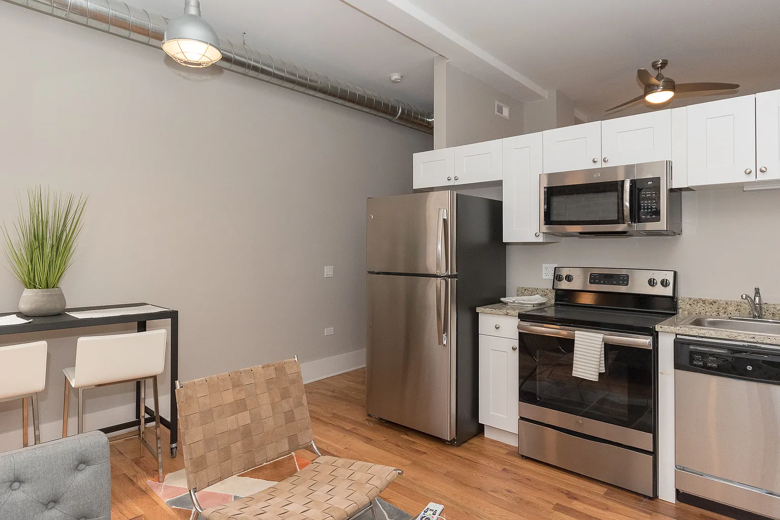 180 W Adams St #470 photo 1