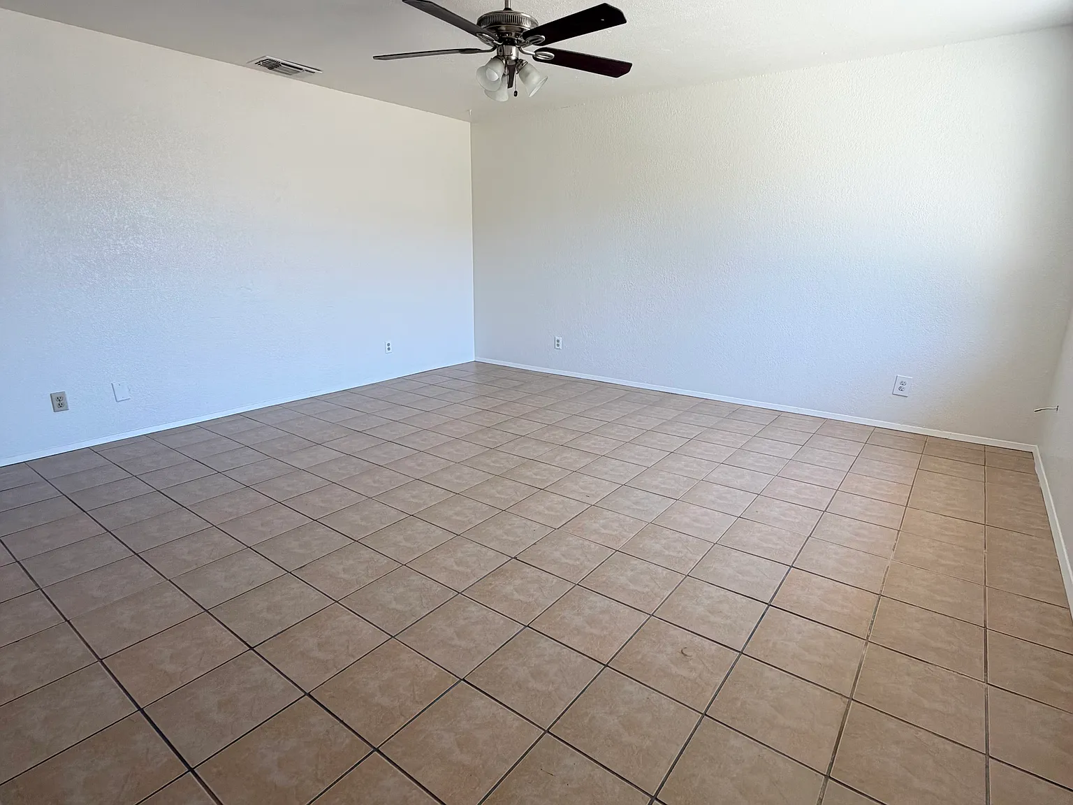 2 bed, 1000 sqft, $1,400 — Photo 2