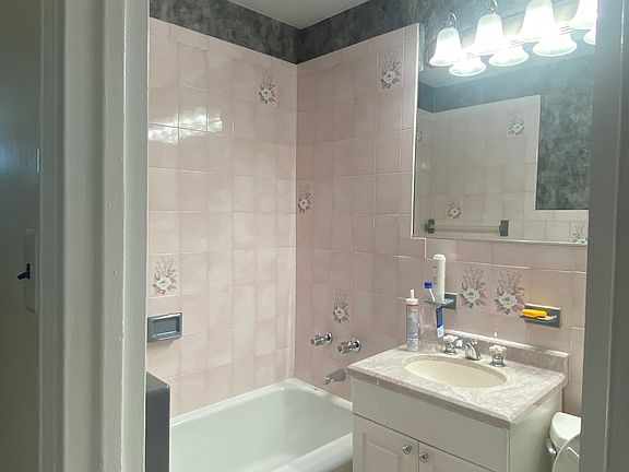 4th image of 84 Little Neck Pkwy #2