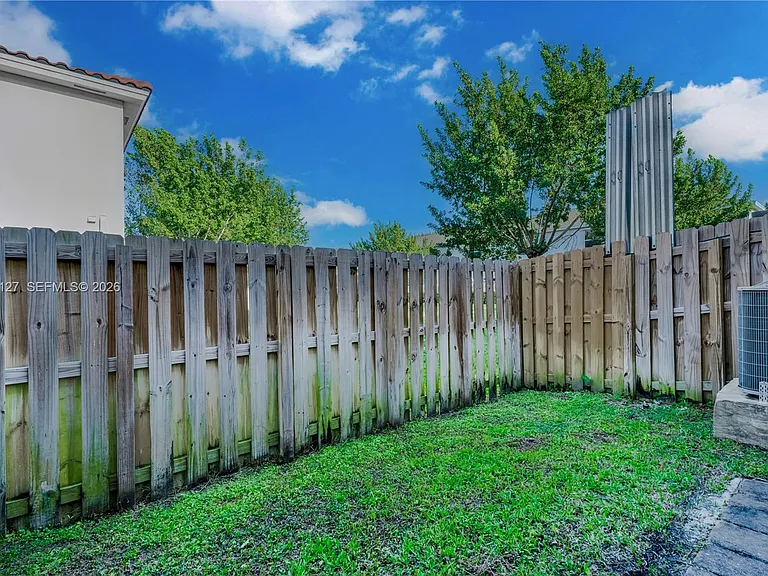 117 NE 3rd Ct — Photo 30