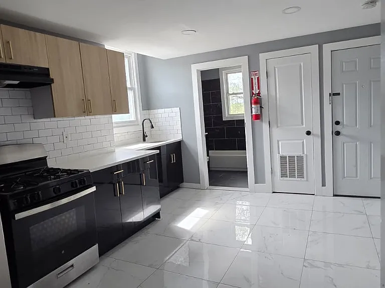 559 Grove St #2 — Photo 2