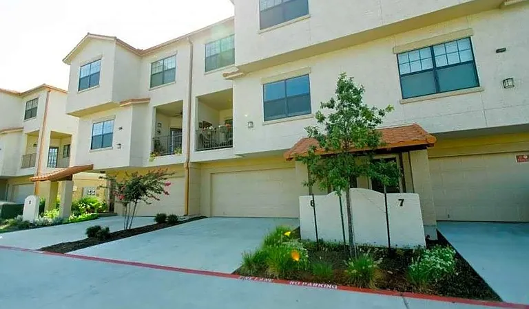 Carriage Townhomes on the Lake II — Photo 2