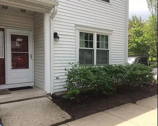 512 Brickhouse Rd — Photo 1