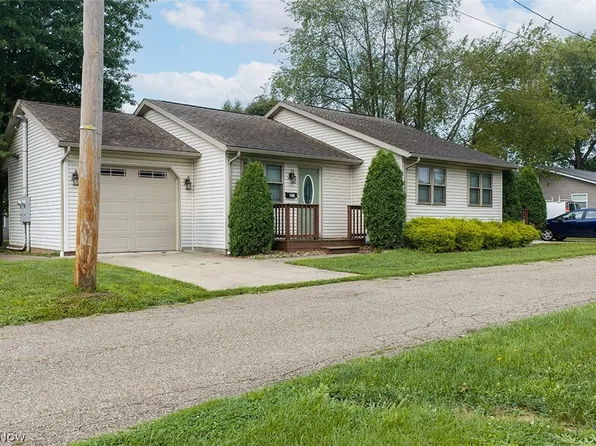 314-318 Esther Ct NW, New Philadelphia, OH 44663