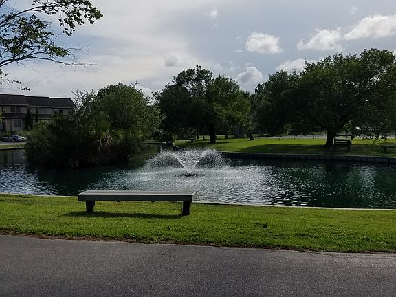 Large pond w/fountain
