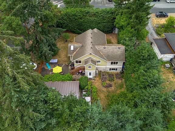 2nd image of 691 Begbie St