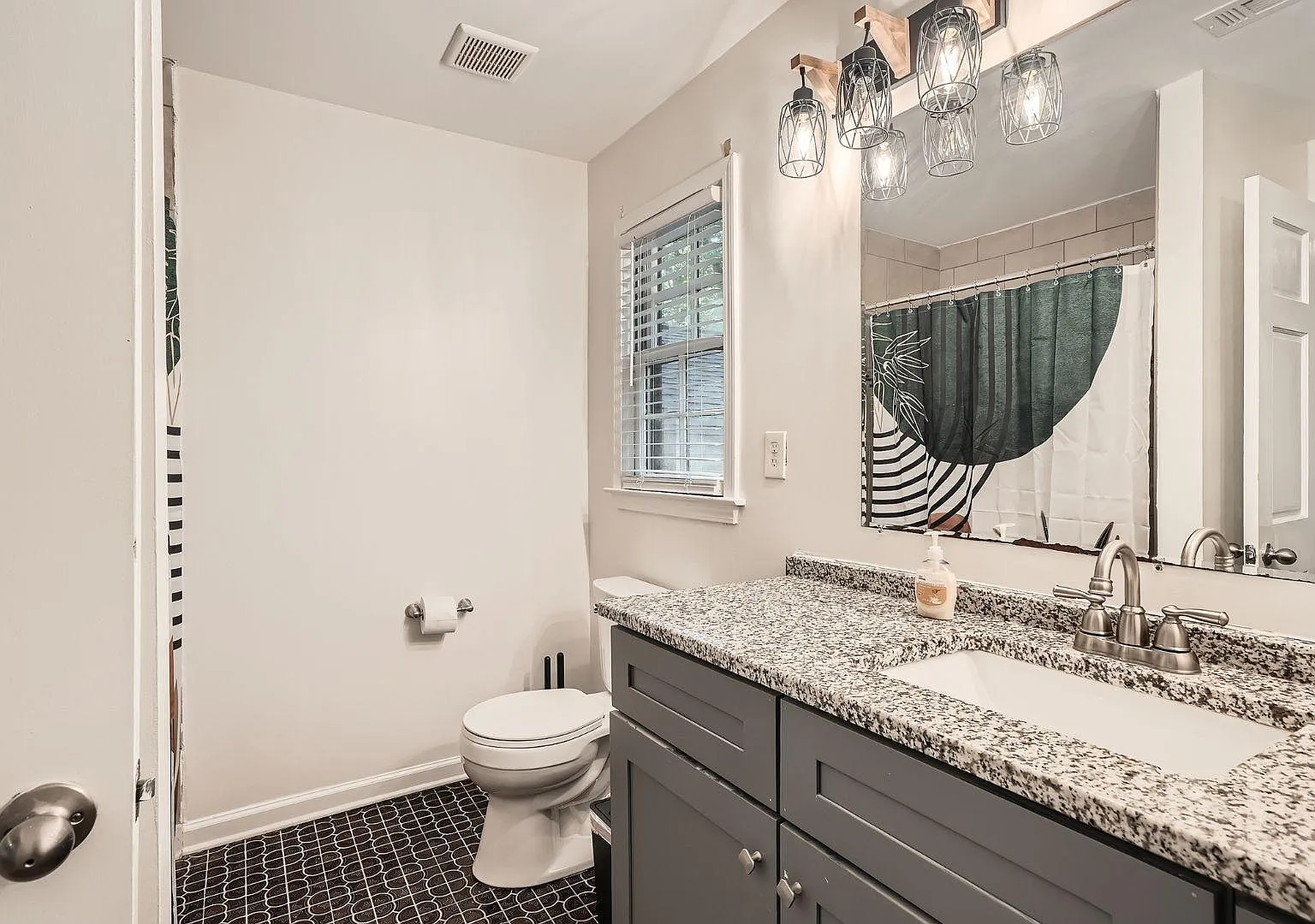4 bed, 3.0 bath, 2700 sqft, $1,109 — Photo 4