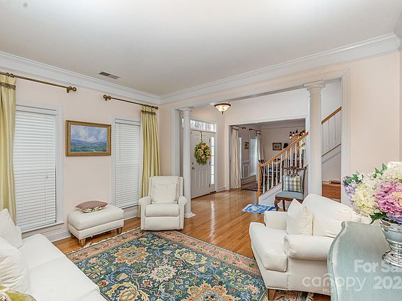 3rd image of 6634 Heath Glen Dr