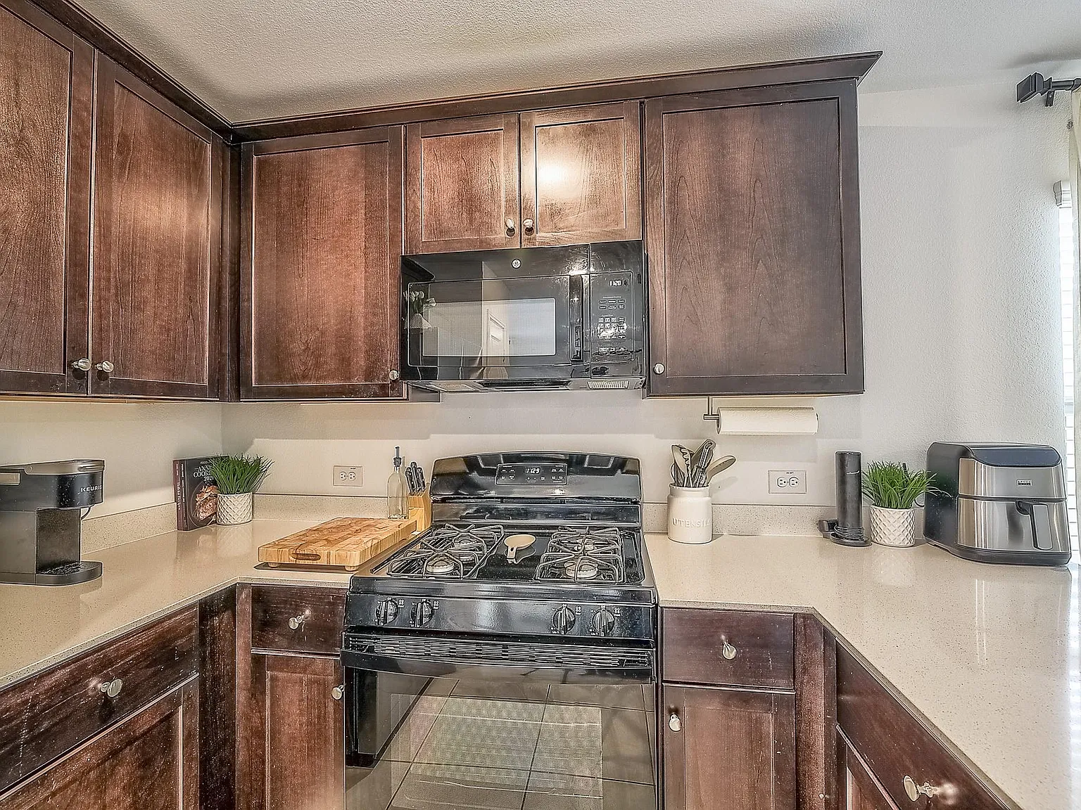 3 bed, 1268 sqft, $2,300 — Photo 3