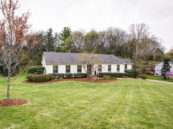 3rd image of 1131 Stonewall Jackson Ct