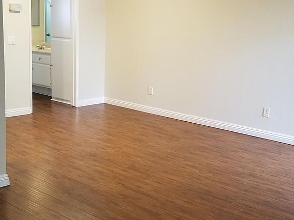 3rd image of 16226 Vanowen St APT 202
