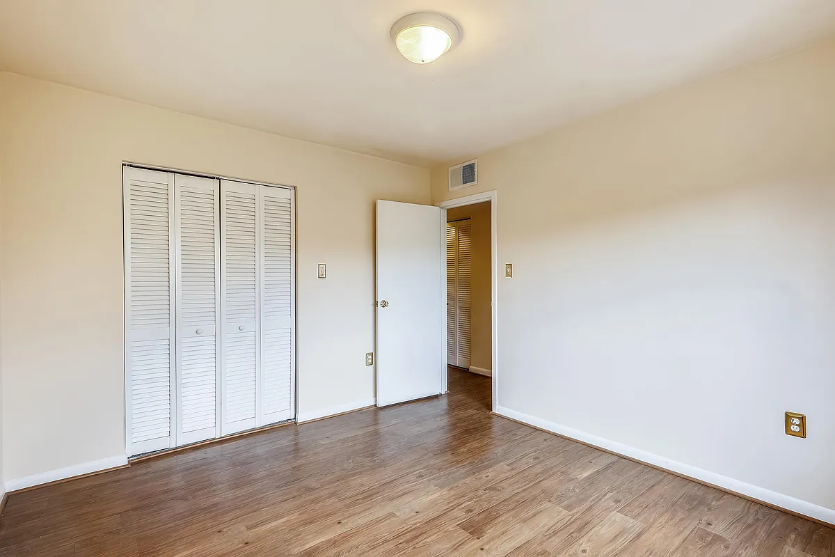 Building Photo - 7611 Maple Ave #602
