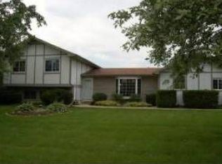 40W972 Bowes Bend Dr, Elgin, IL 60124