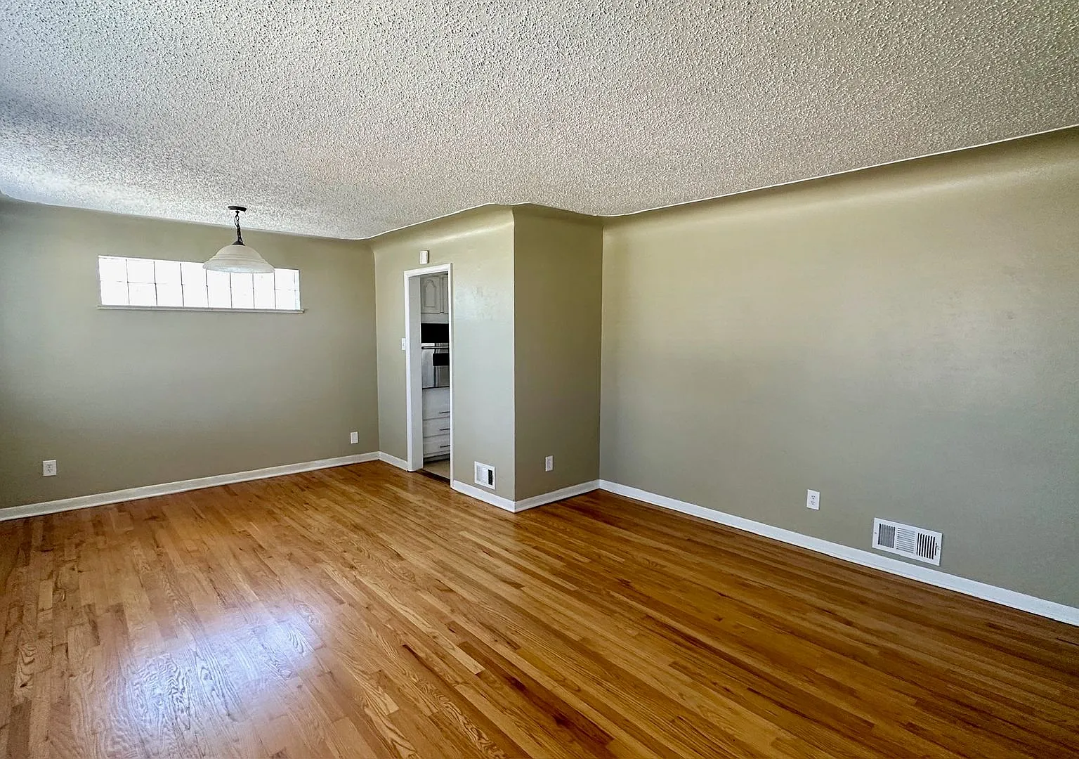 Spacious 5BD/2BA Home in Lakewood, CO- Available July 29th! — Photo 2