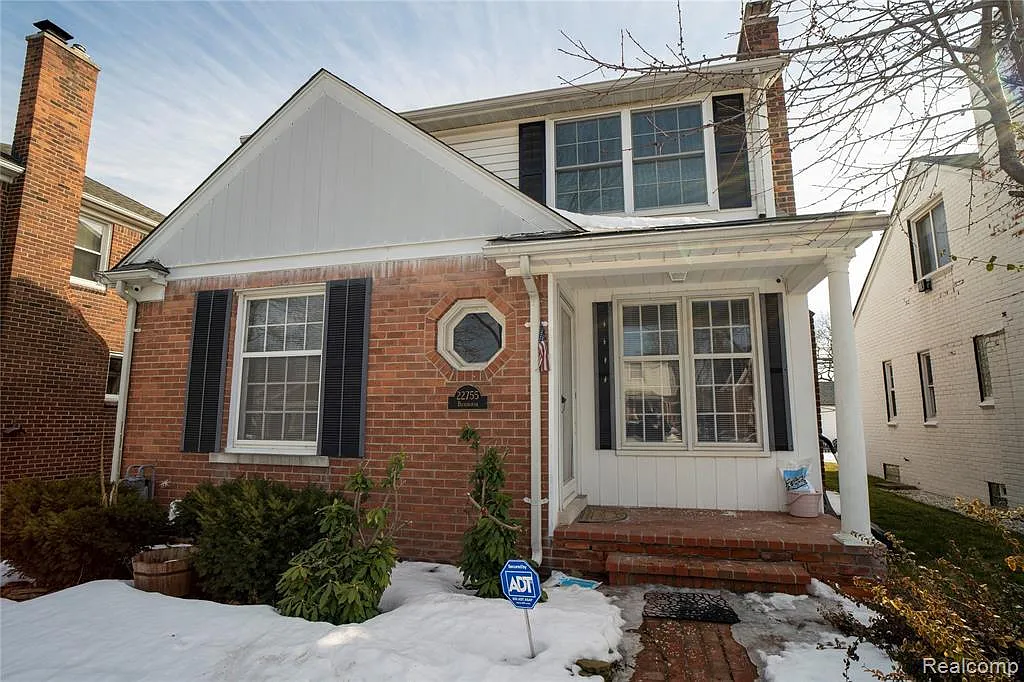 22755 Buckingham St photo 1