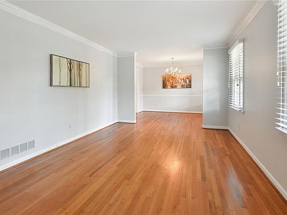 4th image of 644 Foxcroft Trl SE