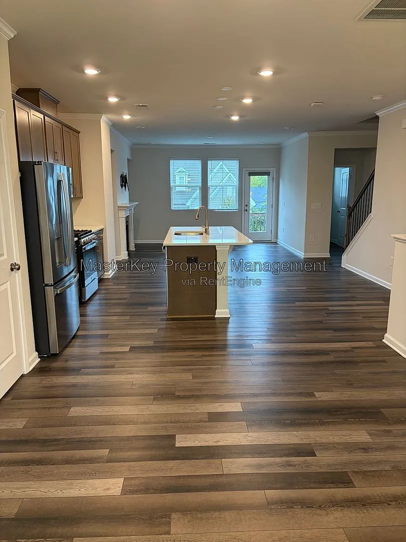 4 bed, 3.5 bath, 2156 sqft, $2,250 — Photo 2