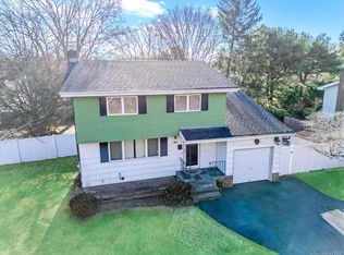 54 Colonial Springs Rd, Wheatley Heights, NY 11798