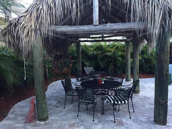 tiki hut