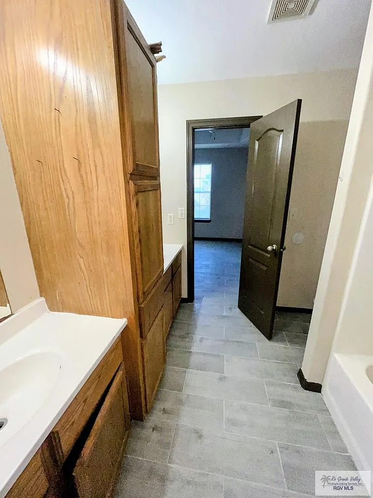2 bed, 1.5 bath, 900 sqft, $975 — Photo 4