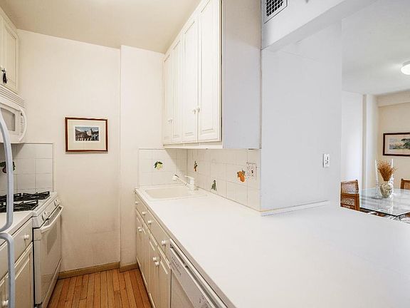3rd image of 315 E 65th St APT 7F