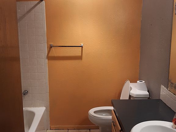Main bathroom 