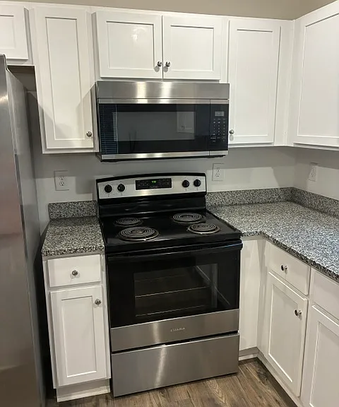517 S Forest Ave — Photo 3