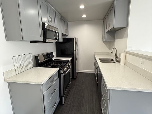 4th image of 440 N Lomita St APT B