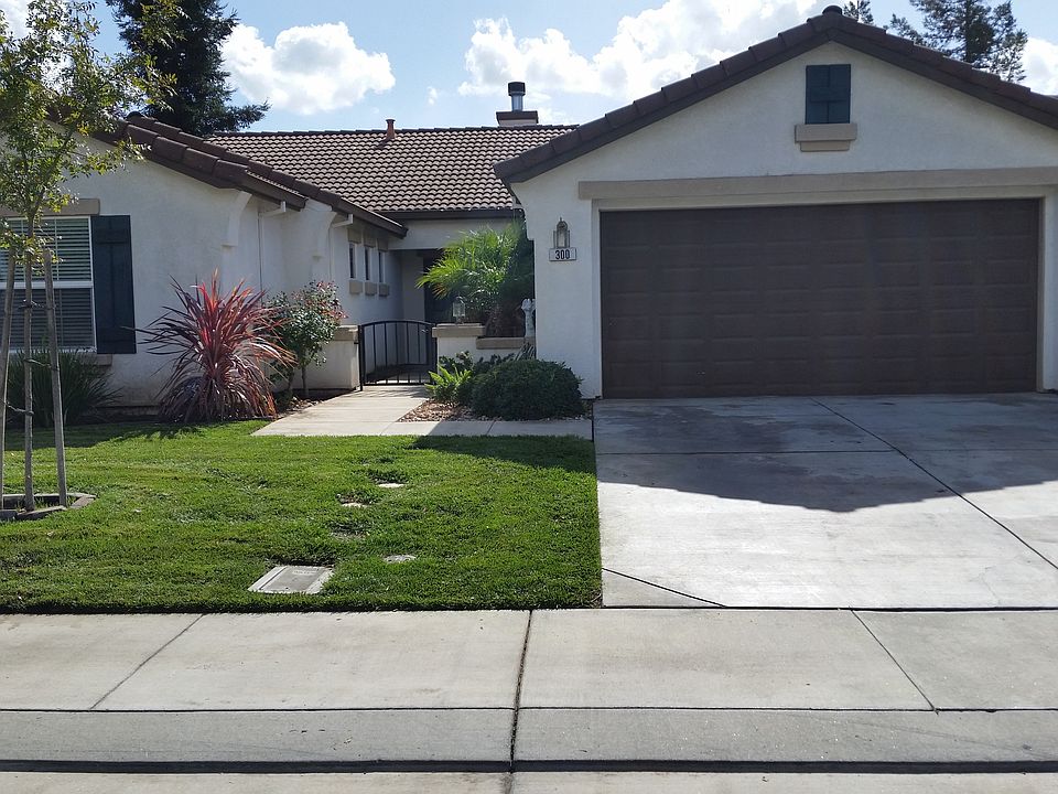 1st image of 300 Oriole Ln