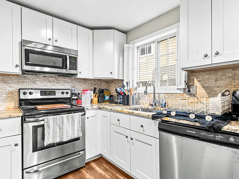 121 Franklin St #1 — Photo 6