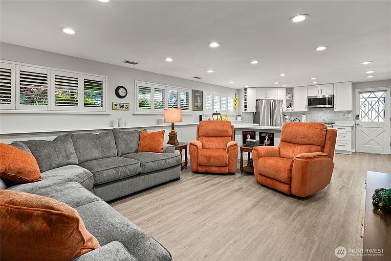 4th image of 707 W Bertona Street