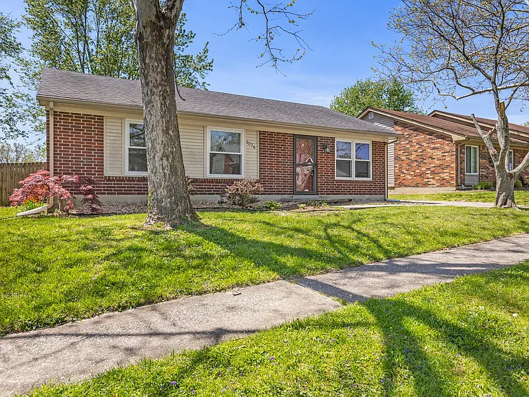 1576 Springfield Dr — Photo 2